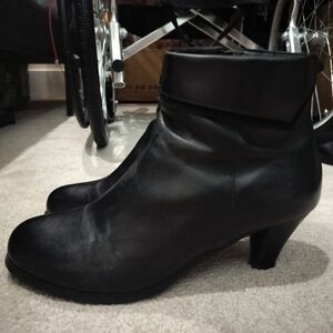 Genuine Leather Winter Boots – Women’s Size 8